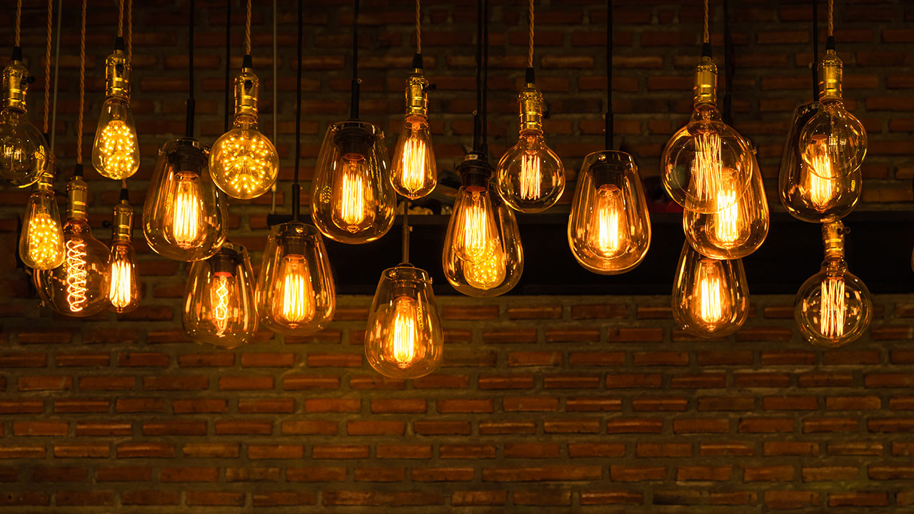 Älä heitä palaneita lamppuja pois, ne ovat aarre: kuinka käyttää niitä uudelleen kodin sisustuksessa.