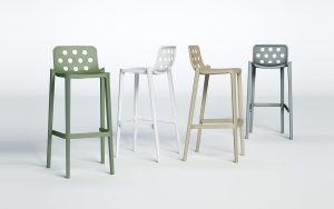 Mitä muovisten jakkaroiden reikä tarkoittaa: mikä on sen tehtävä ja mihin sitä käytetään?