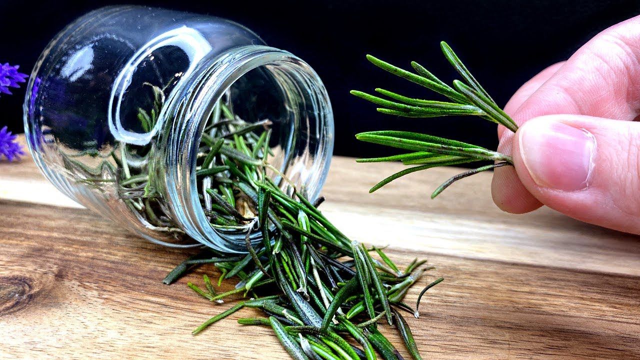 Jalkojen pesu etikalla ja rosmariinilla: miksi se on suositeltavaa ja milloin se on parasta tehdä.