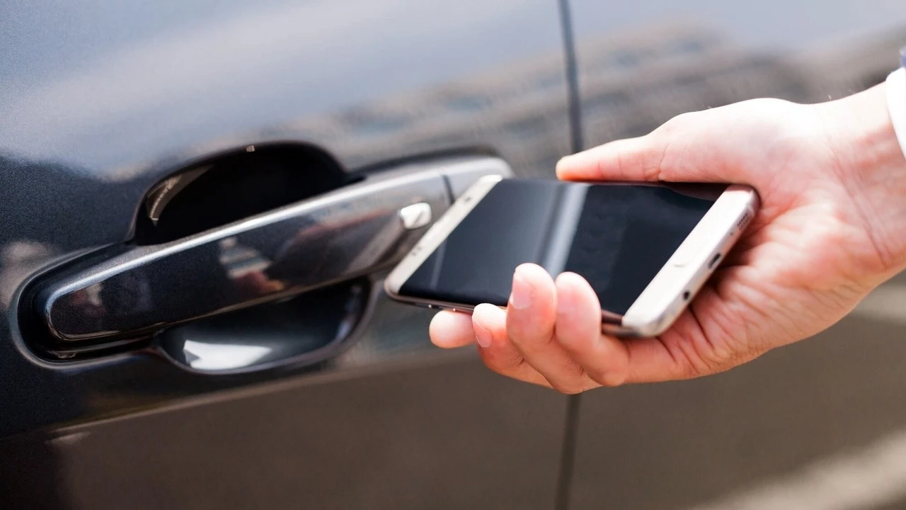 Näin voit selvittää, voiko matkapuhelinta käyttää auton avaimena.