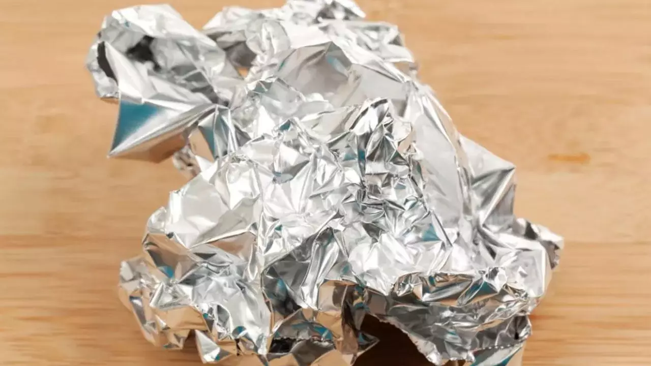 Miksi jotkut arkkitehdit suosittelevat alumiinifolion käyttöä seinien välissä?