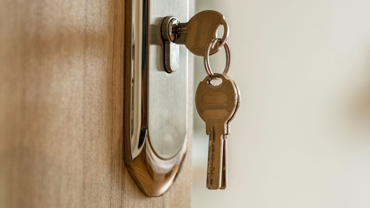 Psykologian näkökulmasta, mitä tarkoittaa se, että tarkistat kahdesti, oletko lukinnut oven?