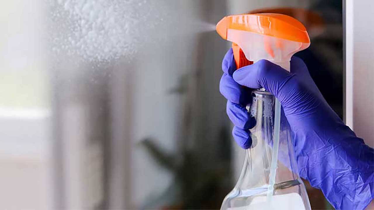 Suolaveden ruiskuttaminen ikkunoille: miksi se on suositeltavaa ja mitkä ovat sen edut.