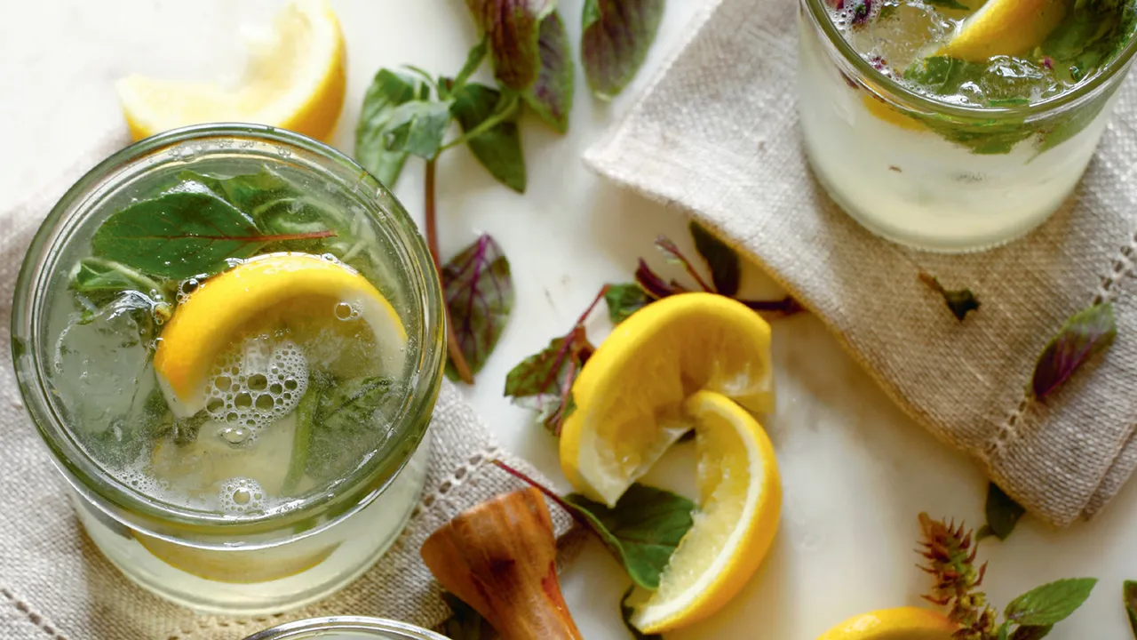 Sitruunankuoren keittäminen kanelilla ja basilikan kanssa: mihin se on hyödyllistä ja miksi sitä suositellaan.