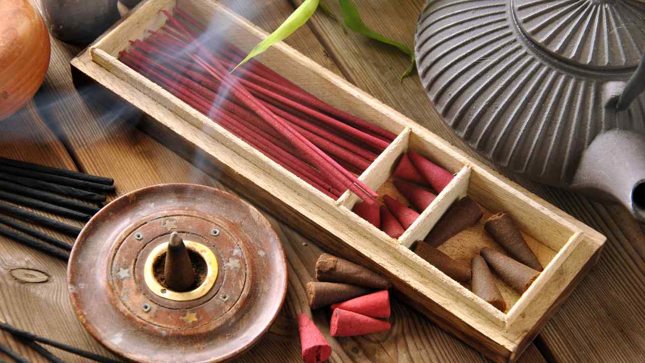 Kyse ei ole huoneesta: paras paikka talossa suitsukkeiden asettamiseen ja huoneiden täyttämiseen positiivisella energialla on huone.