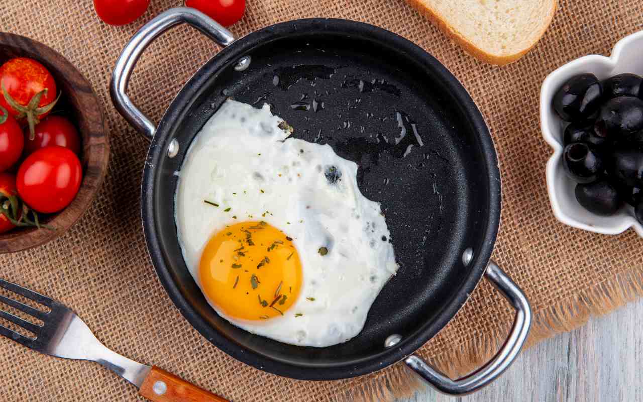 Miksi lisätä etikkaa pannulle munia paistaessa ja mihin sitä tarvitaan?