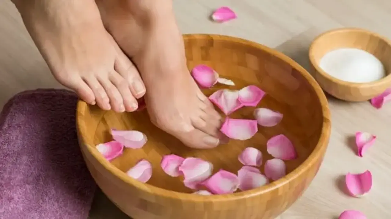 Jalkojen pesu etikalla ja kamomillalla: mihin se on hyödyllistä, miksi sitä suositellaan ja kuinka usein sitä tulisi tehdä.