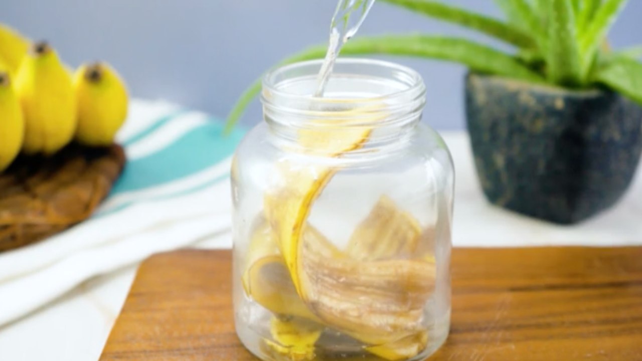 Banaaninkuori ja etikka: mihin tätä seosta käytetään ja miksi sitä suositellaan.
