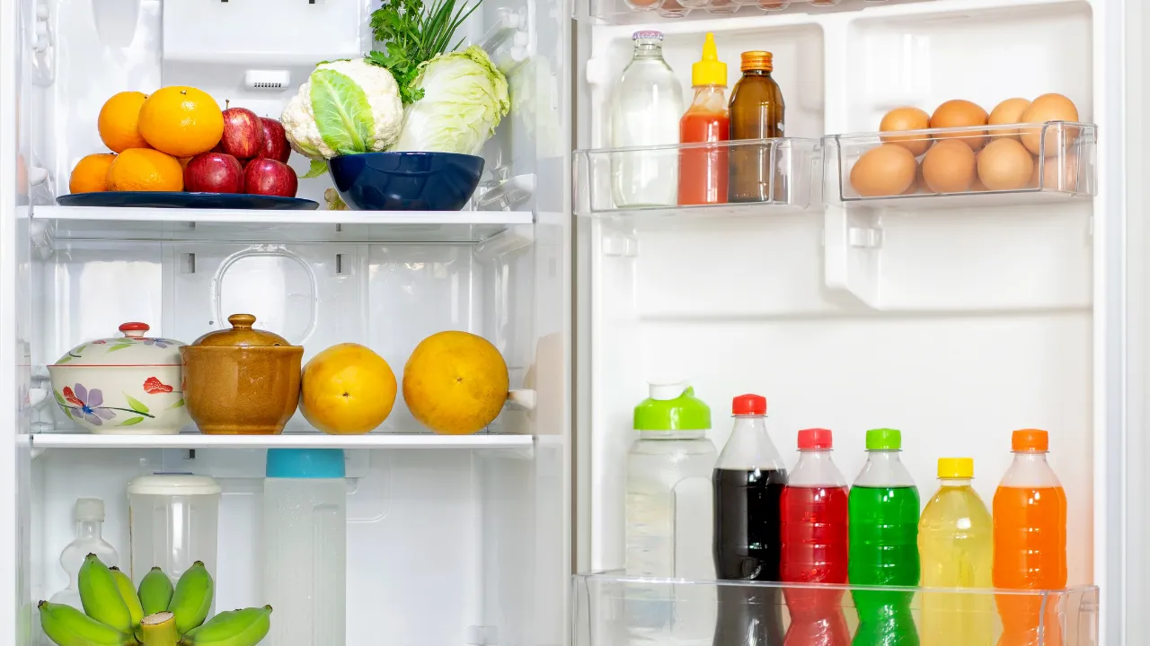 Elintarvikekalvon käyttö jääkaapin hyllyillä: mihin sitä tarvitaan ja miten se helpottaa siivousta.