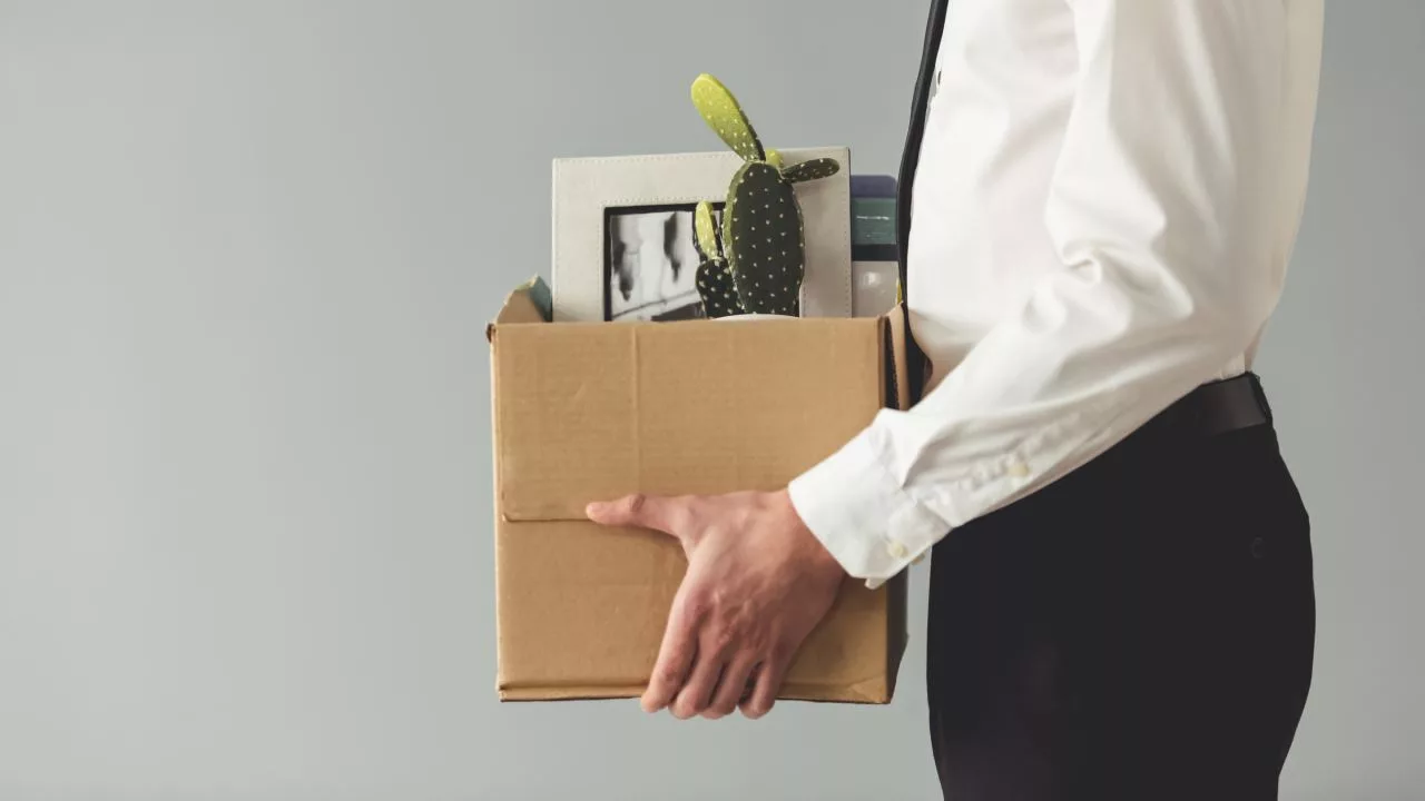 Työlainsäädäntö vahvistaa tämän: irtisanominen on sallittua, jos työntekijä poistuu työpaikalta työpäivän päätyttyä.