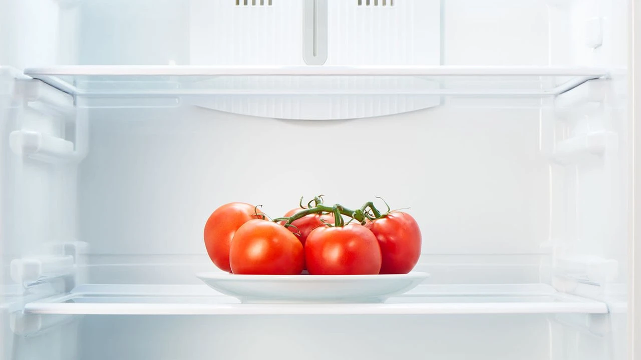 Elintarvikekalvon käyttö jääkaapin hyllyillä: mihin sitä tarvitaan ja miten se helpottaa siivousta.