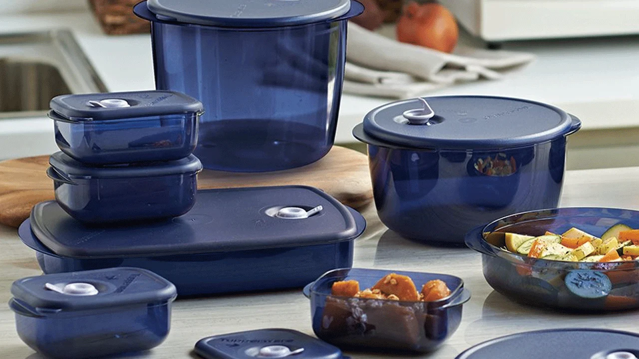 Älä heitä vanhoja Tupperware-muovikontteja pois, sillä kotonasi on aarre: kaksi hyödyllistä ideaa niiden uudelleenkäyttöön puutarhassa.