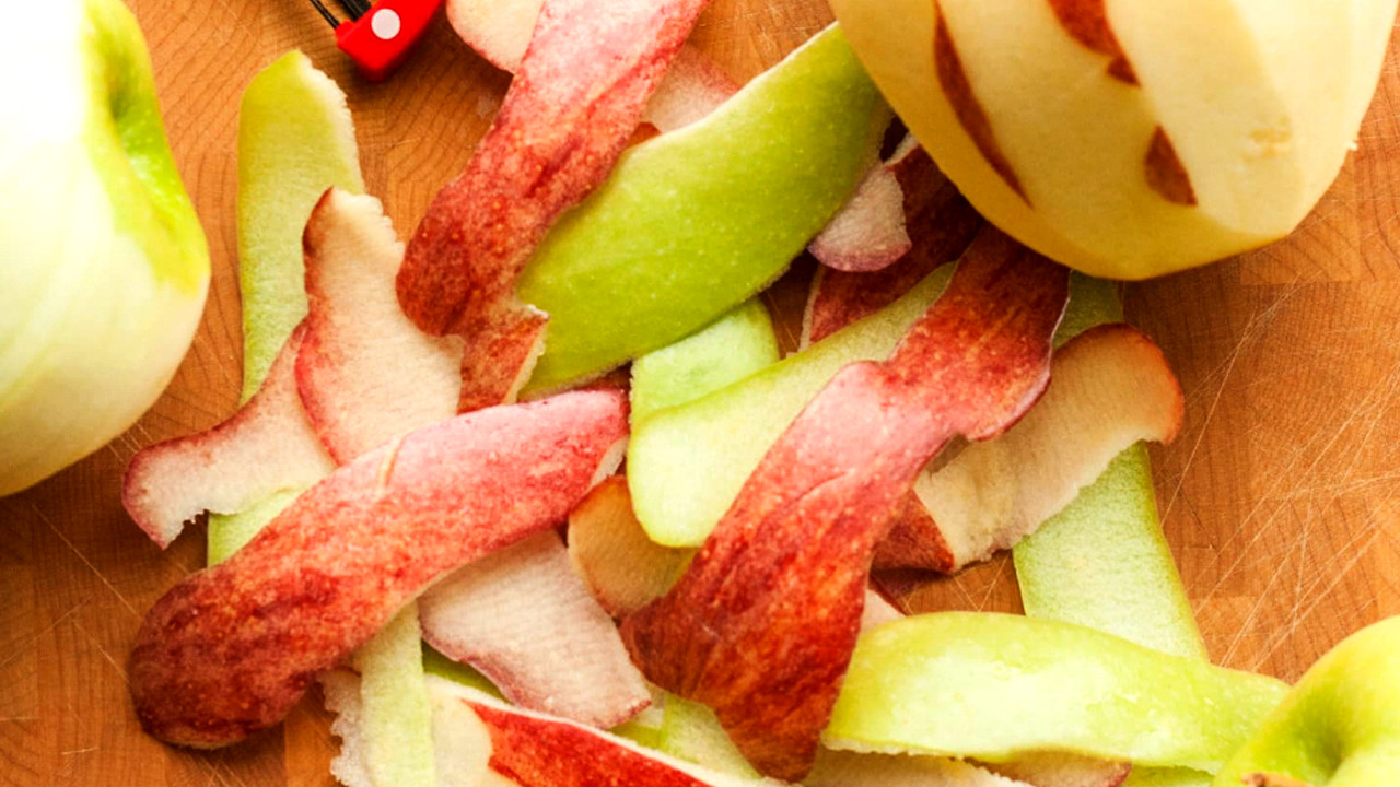 Omenankuoren sekoittaminen suolaan: miksi se on suositeltavaa ja mihin se on hyödyllistä.