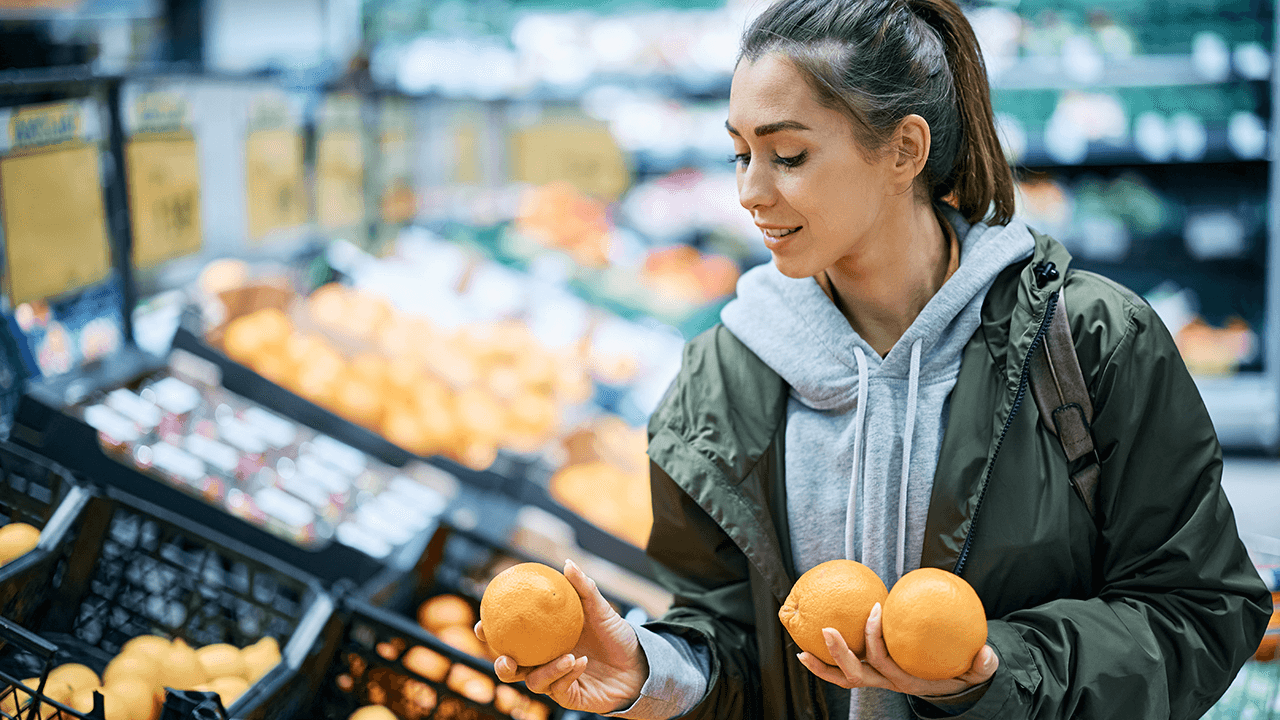 Äiti ja hänen lapsensa rakentavat tulevaisuuttaan myymällä appelsiineja tien varrella.
