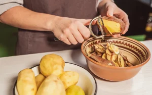 Perunan kuoriminen etikalla: mihin tätä seosta käytetään ja miksi sitä suositellaan.