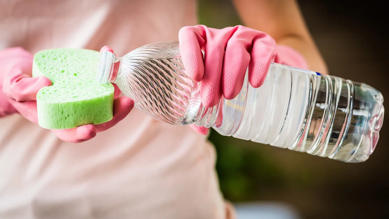 Etikan suihkuttaminen auton avaimille: miksi se on tarpeen ja miksi sitä suositellaan.