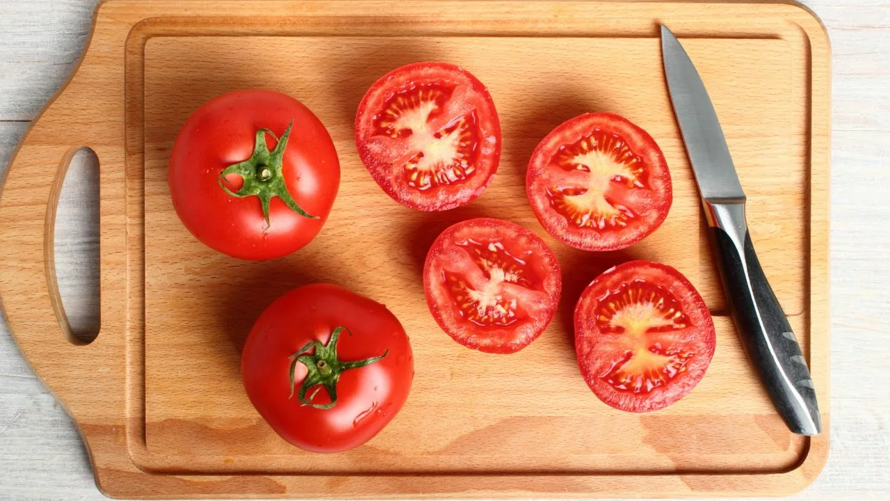 Ei muovia, ei tammea: mikä materiaali sopii parhaiten leikkuulaudaksi ja miten sitä hoidetaan?