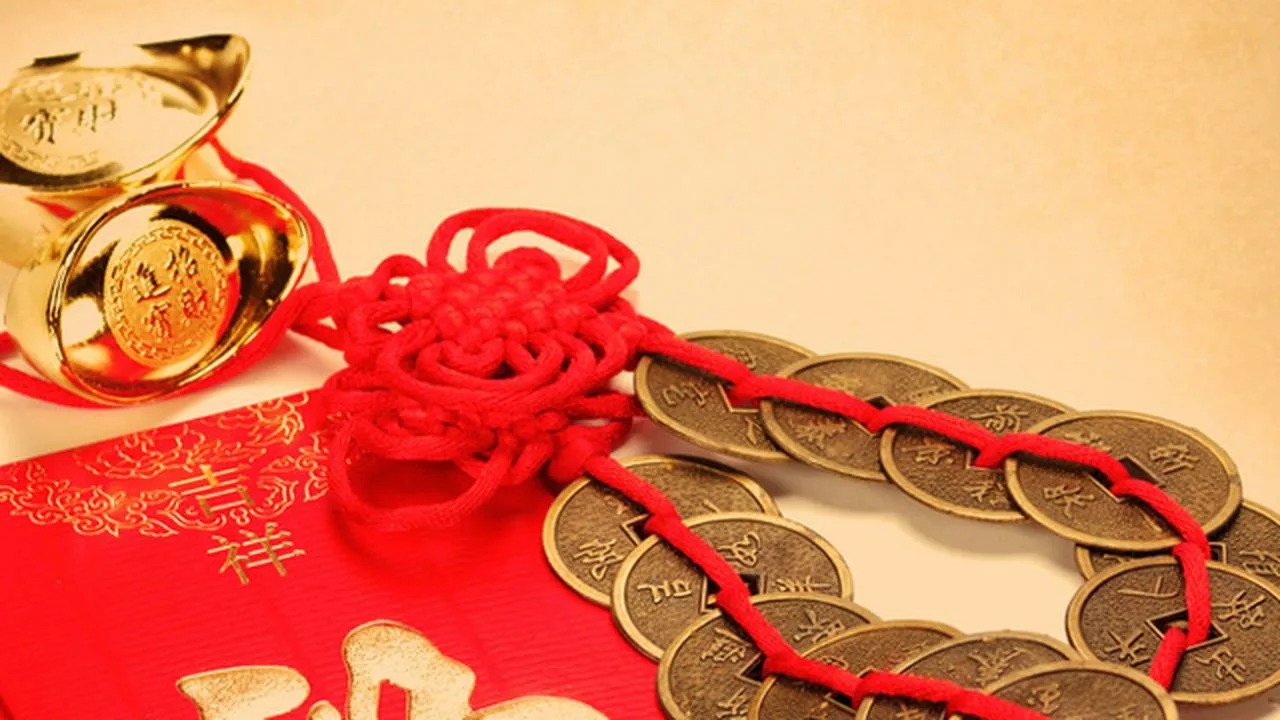 Kolmen kolikon, jotka on sidottu punaisella langalla, sijainti: mihin sitä tarvitaan feng shui -filosofian mukaan.