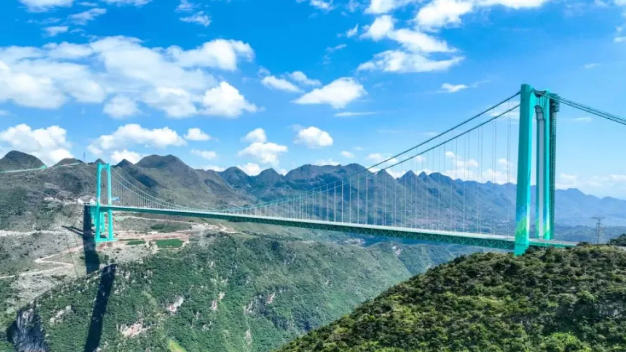 Pilvien yläpuolella oleva silta: edessänne on 625 metriä korkea monumentaalinen rakenne, joka lyhentää kahden tunnin matkan kahteen minuuttiin.