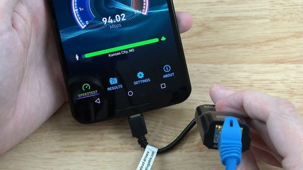 Kuinka yhdistää puhelin internetiin kaapelilla ja mitä etuja siitä on.