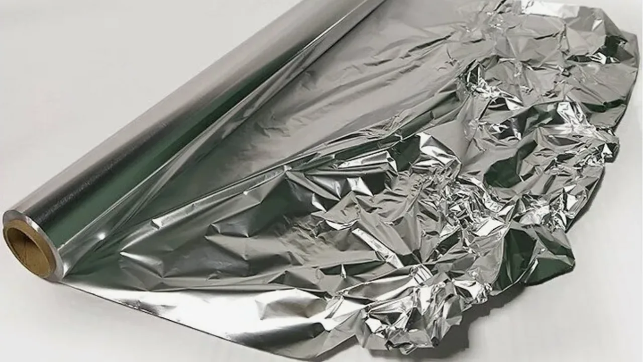 Alumiinifolion käyttö seinillä: mihin sitä tarvitaan ja miksi sitä suositellaan.