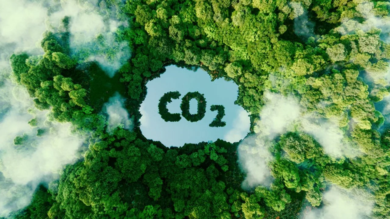 Energiateollisuudessa on tapahtunut mullistava muutos: on keksitty aurinkovoimainen laite, joka muuntaa hiilidioksidin ympäristöystävälliseksi polttoaineeksi.