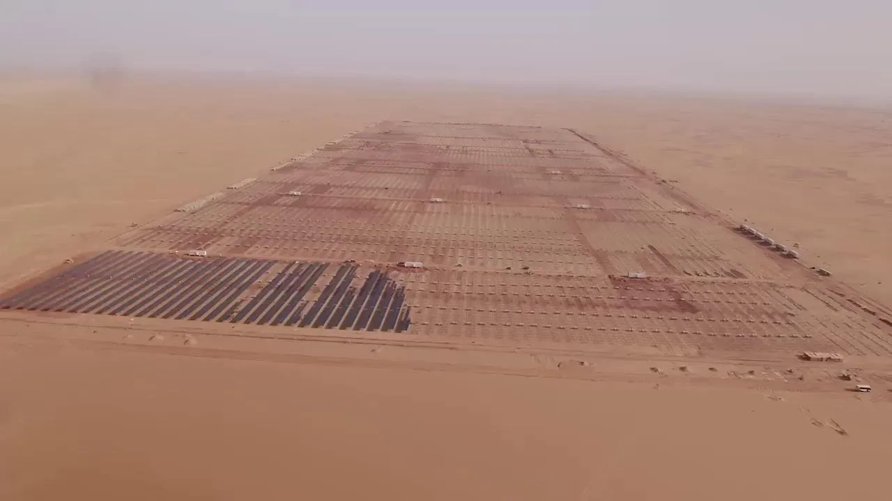 Yksi historian suurimmista aurinkovoimaloista on otettu käyttöön: se kattaa kokonaisen aavikon ja tulee toimittamaan sähköä useille maille.