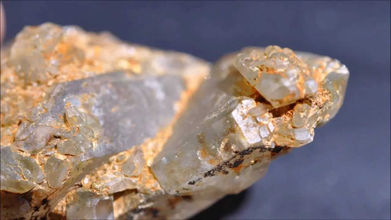 Geologit eivät voi uskoa tätä: tutkimuksen mukaan maanjäristykset voivat irrottaa kultahiukkasia kvartsista.