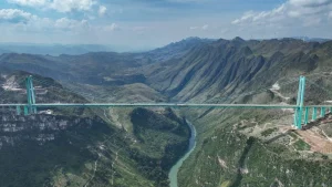 Pilvien yläpuolella oleva silta: edessänne on 625 metriä korkea monumentaalinen rakenne, joka lyhentää kahden tunnin matkan kahteen minuuttiin.