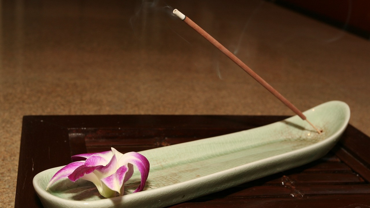 Kyse ei ole huoneesta: paras paikka talossa suitsukkeiden asettamiseen ja huoneiden täyttämiseen positiivisella energialla on huone.