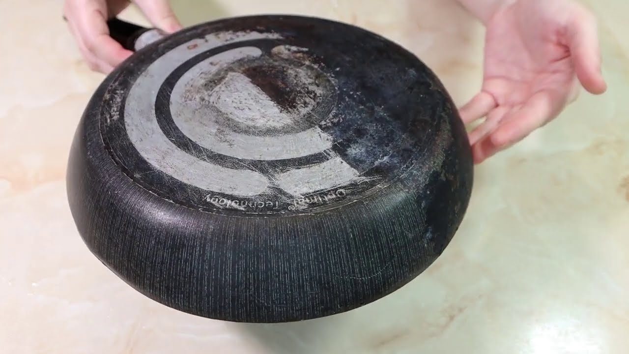 Kuinka puhdistaa paistinpannu, jos käsinpesu tai astianpesukone eivät auta?