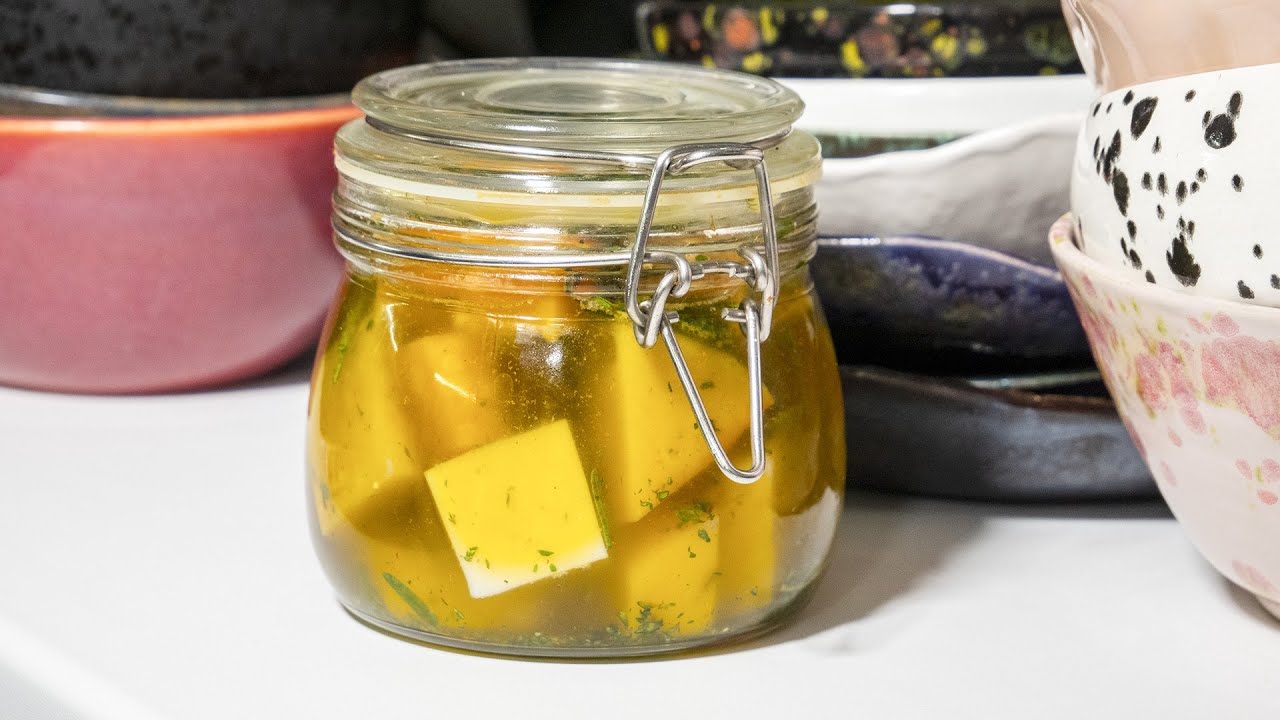 Miksi juustoa suositellaan kastelemaan etikalla ennen varastointia?