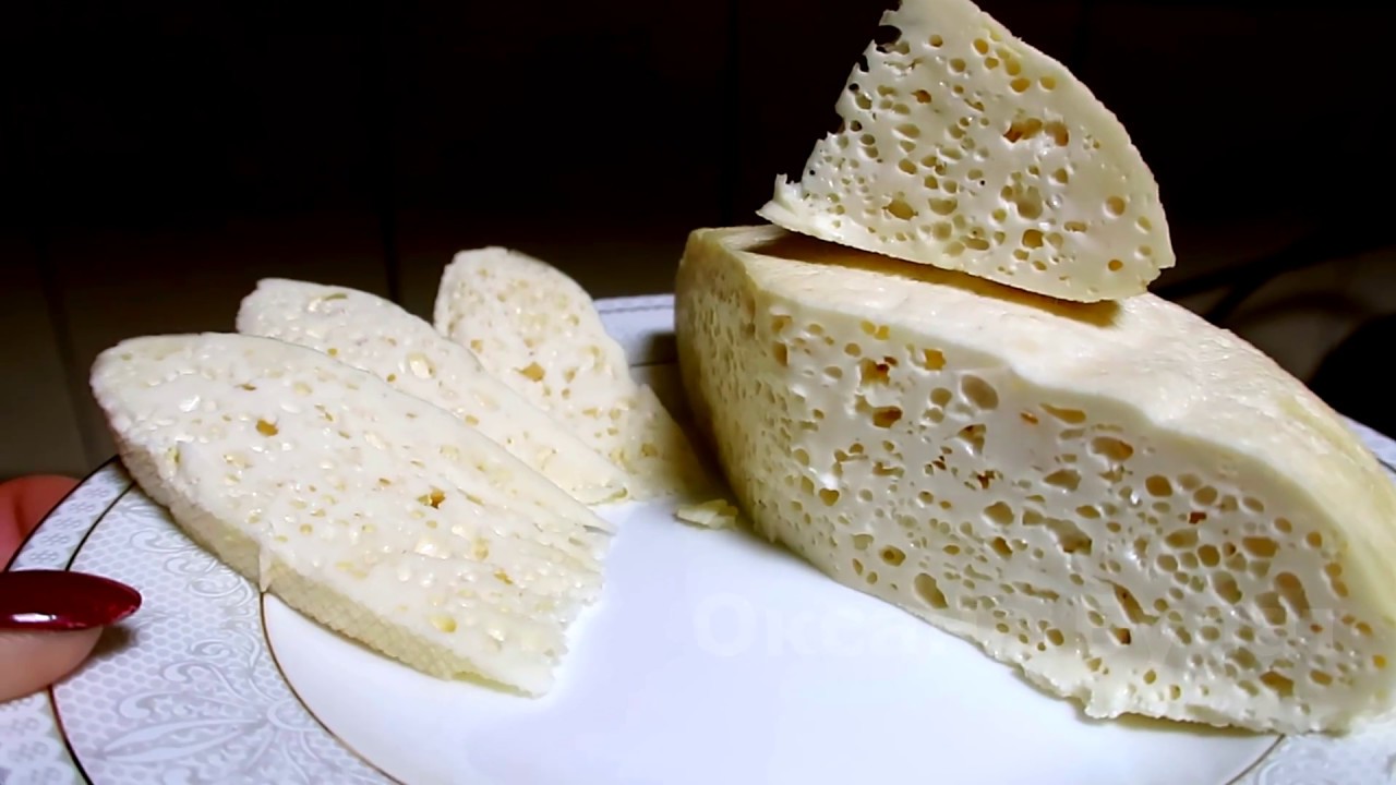 Miksi juustoa suositellaan kastelemaan etikalla ennen varastointia?