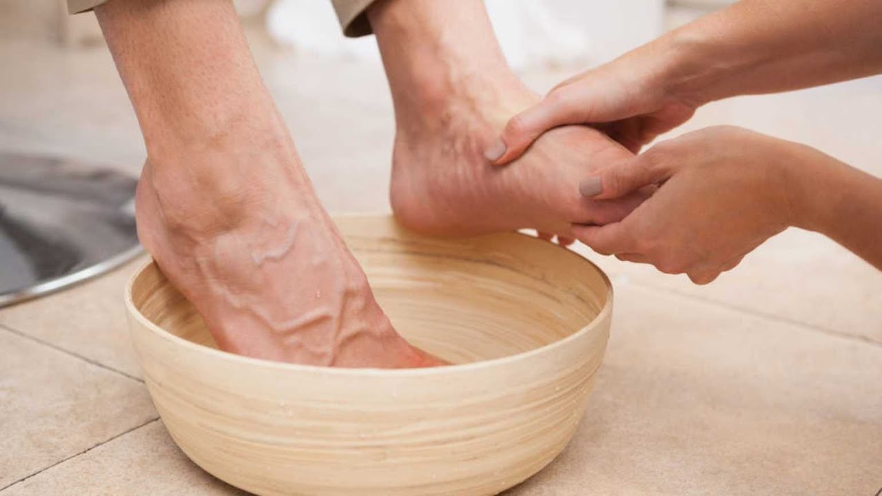 Jalkojen pesu etikalla ja rosmariinilla: miksi se on suositeltavaa ja milloin se on parasta tehdä.