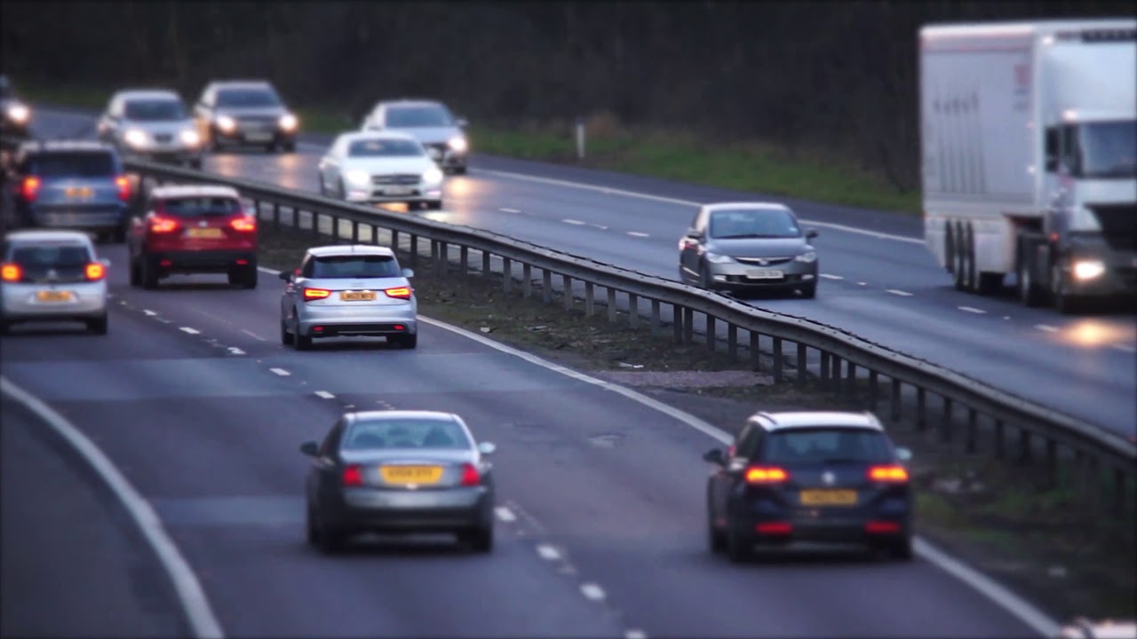 Virallisesti: hallitus kieltää ohittamisen teillä koko maassa tällaisissa tapauksissa.