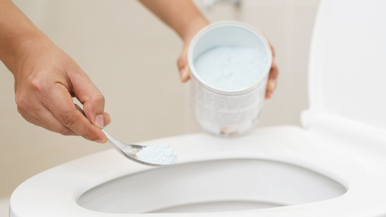 Karkean suolan huuhtelu wc-pönttöön joka ilta: mitä se tekee ja miksi se on suositeltavaa.