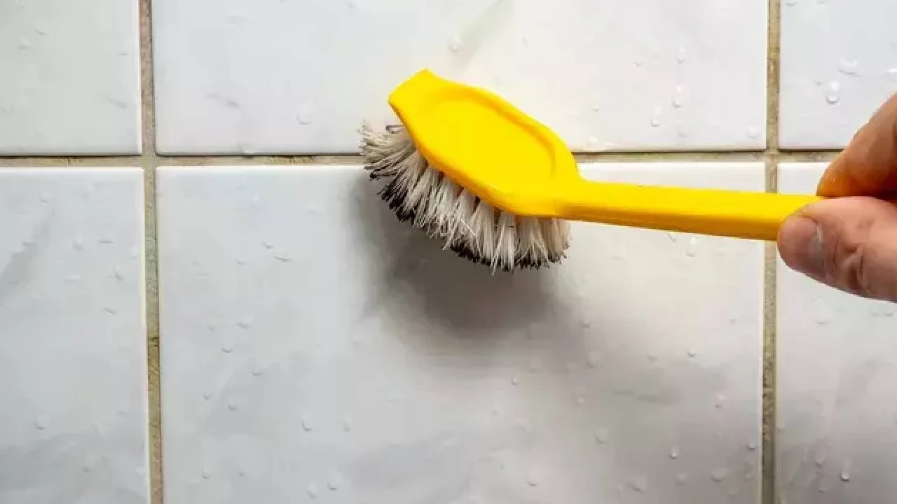 Kuinka puhdistaa kylpyhuoneen ja keittiön laatat yhdellä ainoalla ainesosalla ja palauttaa niiden alkuperäinen ulkonäkö ilman ylimääräistä vaivaa