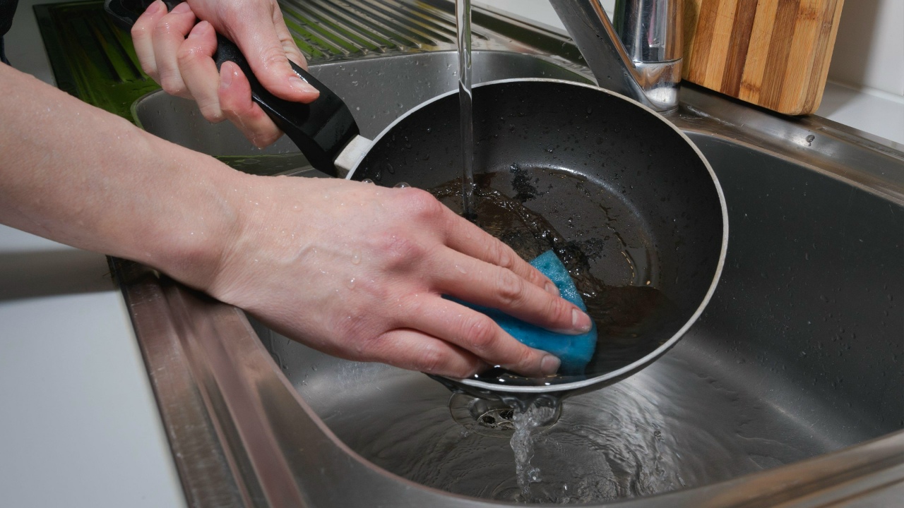 Kuinka puhdistaa paistinpannu, jos käsinpesu tai astianpesukone eivät auta?