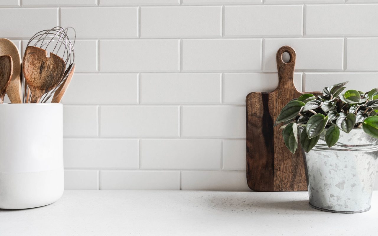 Ei rasvanpoistoaineita, ei valkaisuaineita: kuinka puhdistaa keittiön laatat helposti ja vain muutamassa minuutissa.