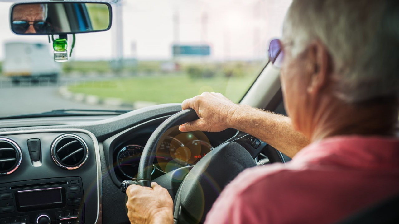 Ikääntyneille henkilöille ei enää myönnetä ajokortteja: he eivät voi uusia ajokorttiaan, elleivät täytä tätä uutta vaatimusta.