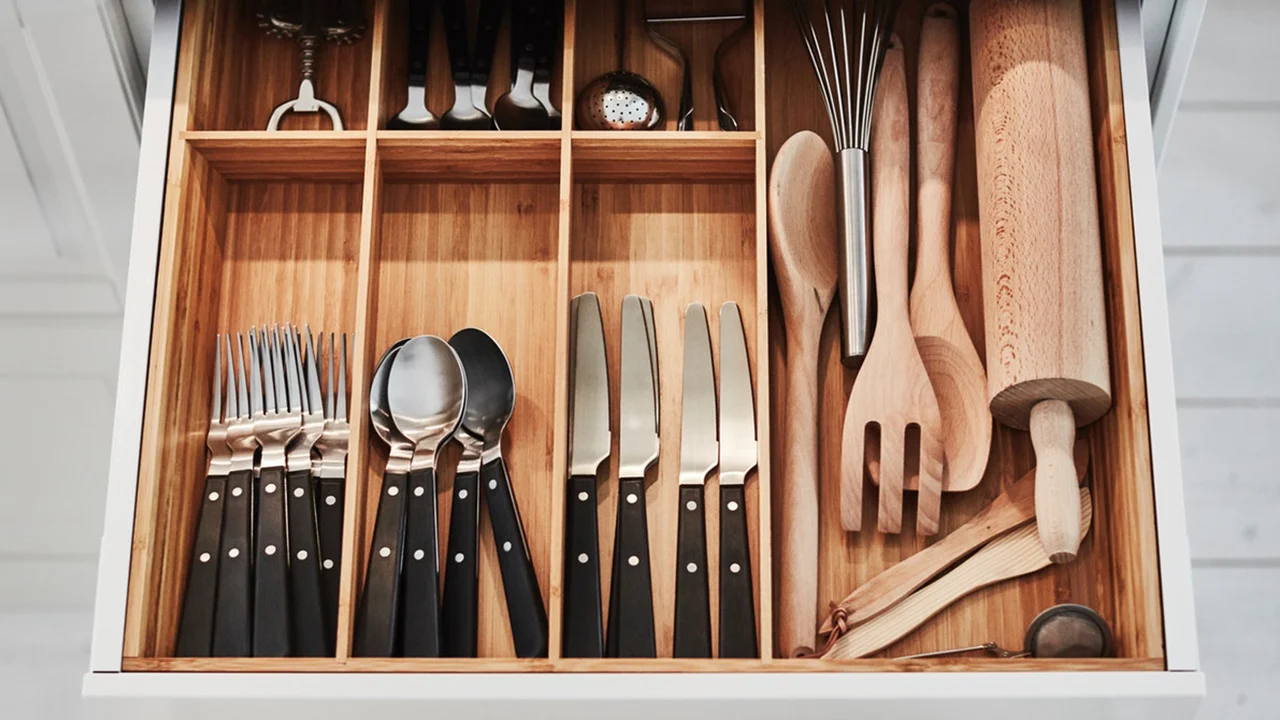 Vanhojen ruokailuvälineiden ripustaminen parvekkeelle: miksi se on tarpeen ja miksi sitä suositellaan.